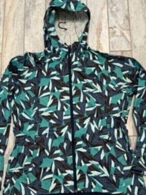 NEW The North Face women's large Hyvent 2.5L waterproof Retails $150.